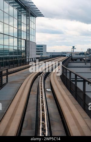 Aéroport de Francfort, Allemagne - 19 février 2024 : voie du train Skyline reliant les terminaux 1 et 2 Banque D'Images
