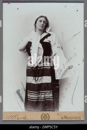 Portrait de Maryla Colonella, infanterie en costume de scène (à genoux) - photographie avec dédicace pour Aleksander Rajchman ; Pusch, Maurycy (Varsovie ; zak photographique ; 1892-1914); vers 1900 (1895-00-00-1910-00-00);Colonelli-Szląskowska, Maryla (FL. CA 1904), Colonelli-Szląskowska, Maryla (FL. CA 1904)-dédicace de, Colonelli-Szląskowska, Maryla (FL. CA 1904)-iconographie, Rajchman, Aleksander (1855-1915), Rajchman, Aleksander (1855-1915) - dédicace pour, Rajchman, Aleksander (1855-1915) - collection, dédicaces, portraits de femmes Banque D'Images