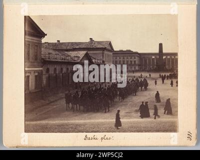 Varsovie. 'Saski Plac' (vue depuis le balcon de l'Atelier de Beyer vers la place Saski) ; Beyer, Karol (1818-1877) ; 1861-1863 (1861-00-00-1863-00-00) ; Méyet, Léopold (1850-1912) - collection, Palais Saski (Varsovie), Varsovie (Voïvodie masovienne), Dar (provenance), Obéliski, place Saski (Varsovie), monument aux "Polonais tués le 17 novembre pour fidélité à leurs monars" (Varsovie), passants, armée russe Banque D'Images