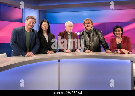 Maischberger aus Köln AM 05. März 2024. Gruppenbild im Anschluss an die Sendung von links nach rechts : Der Chefredakteur von table.Media, Michael Bröcker, die Journalistin Yasmine MBarek Zeit Online, der Kabarettist Jürgen Becker, der Sänger und Entertainer Howard Carpendale sowie Gastegeberin Sandra Maischberger. Matrice Union macht auf Druck die Ampel. Ihrer Meinung nach versage sie völlig in Wirtschaftspolitik, Migrationspolitik und Ukraine-Politik. Und das noch vor dem Hintergrund einer weiteren Präsidentschaft von Donald Trump in den USA. Köln Nordrhein-Westfalen Deutschland *** Maischberger Banque D'Images