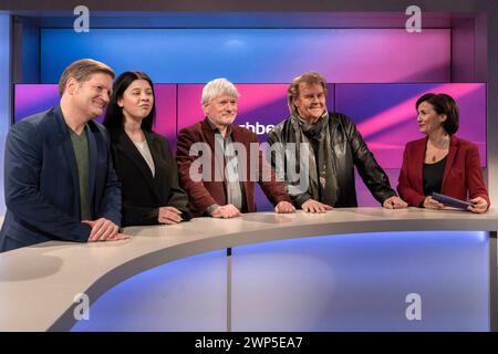 Maischberger aus Köln AM 05. März 2024. Gruppenbild im Anschluss an die Sendung von links nach rechts : Der Chefredakteur von table.Media, Michael Bröcker, die Journalistin Yasmine MBarek Zeit Online, der Kabarettist Jürgen Becker, der Sänger und Entertainer Howard Carpendale sowie Gastegeberin Sandra Maischberger. Matrice Union macht auf Druck die Ampel. Ihrer Meinung nach versage sie völlig in Wirtschaftspolitik, Migrationspolitik und Ukraine-Politik. Und das noch vor dem Hintergrund einer weiteren Präsidentschaft von Donald Trump in den USA. Köln Nordrhein-Westfalen Deutschland *** Maischberger Banque D'Images