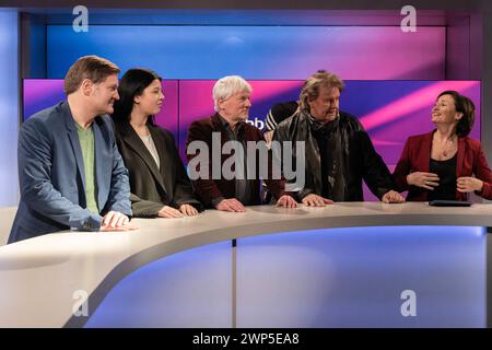 Maischberger aus Köln AM 05. März 2024. Gruppenbild im Anschluss an die Sendung von links nach rechts : Der Chefredakteur von table.Media, Michael Bröcker, die Journalistin Yasmine MBarek Zeit Online, der Kabarettist Jürgen Becker, der Sänger und Entertainer Howard Carpendale sowie Gastegeberin Sandra Maischberger. Matrice Union macht auf Druck die Ampel. Ihrer Meinung nach versage sie völlig in Wirtschaftspolitik, Migrationspolitik und Ukraine-Politik. Und das noch vor dem Hintergrund einer weiteren Präsidentschaft von Donald Trump in den USA. Köln Nordrhein-Westfalen Deutschland *** Maischberger Banque D'Images