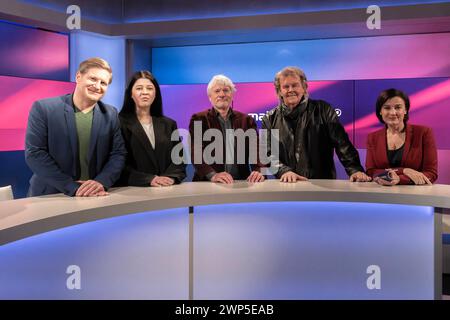 Maischberger aus Köln AM 05. März 2024. Gruppenbild im Anschluss an die Sendung von links nach rechts : Der Chefredakteur von table.Media, Michael Bröcker, die Journalistin Yasmine MBarek Zeit Online, der Kabarettist Jürgen Becker, der Sänger und Entertainer Howard Carpendale sowie Gastegeberin Sandra Maischberger. Matrice Union macht auf Druck die Ampel. Ihrer Meinung nach versage sie völlig in Wirtschaftspolitik, Migrationspolitik und Ukraine-Politik. Und das noch vor dem Hintergrund einer weiteren Präsidentschaft von Donald Trump in den USA. Köln Nordrhein-Westfalen Deutschland *** Maischberger Banque D'Images