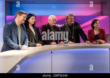 Maischberger aus Köln AM 05. März 2024. Gruppenbild im Anschluss an die Sendung von links nach rechts : Der Chefredakteur von table.Media, Michael Bröcker, die Journalistin Yasmine MBarek Zeit Online, der Kabarettist Jürgen Becker, der Sänger und Entertainer Howard Carpendale sowie Gastegeberin Sandra Maischberger. Matrice Union macht auf Druck die Ampel. Ihrer Meinung nach versage sie völlig in Wirtschaftspolitik, Migrationspolitik und Ukraine-Politik. Und das noch vor dem Hintergrund einer weiteren Präsidentschaft von Donald Trump in den USA. Köln Nordrhein-Westfalen Deutschland *** Maischberger Banque D'Images