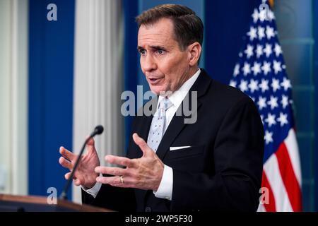 Washington, DC, États-Unis. 05 mars 2024. John Kirby, porte-parole de la Maison Blanche sur la sécurité nationale, répond à reporters questions dans la salle de conférence de presse de la Maison Blanche à Washington, DC, États-Unis, le 05 mars 2024. Kirby a parlé des largages américains de nourriture dans Gaza, ainsi que de la nécessité de plus d'aide américaine en Ukraine. Crédit : Jim LoScalzo/Pool via CNP/dpa/Alamy Live News Banque D'Images
