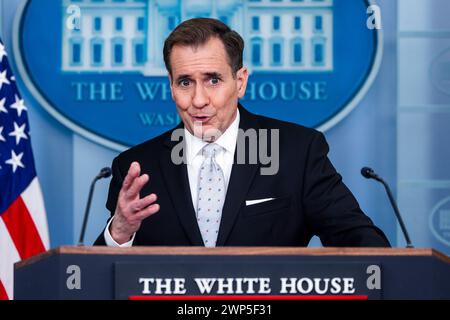 Washington, DC, États-Unis. 05 mars 2024. John Kirby, porte-parole de la Maison Blanche sur la sécurité nationale, répond à reporters questions dans la salle de conférence de presse de la Maison Blanche à Washington, DC, États-Unis, le 05 mars 2024. Kirby a parlé des largages américains de nourriture dans Gaza, ainsi que de la nécessité de plus d'aide américaine en Ukraine. Crédit : Jim LoScalzo/Pool via CNP/dpa/Alamy Live News Banque D'Images