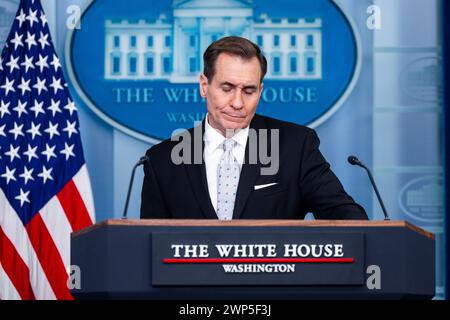 Washington, DC, États-Unis. 05 mars 2024. John Kirby, porte-parole de la Maison Blanche sur la sécurité nationale, répond à reporters questions dans la salle de conférence de presse de la Maison Blanche à Washington, DC, États-Unis, le 05 mars 2024. Kirby a parlé des largages américains de nourriture dans Gaza, ainsi que de la nécessité de plus d'aide américaine en Ukraine. Crédit : Jim LoScalzo/Pool via CNP/dpa/Alamy Live News Banque D'Images