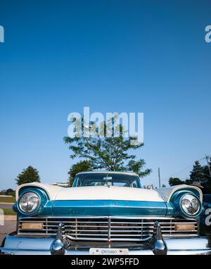 Une berline Ford Fairlaine classique restaurée de 1957 exposée lors d'un salon de voitures dans un stationnement à Port Hope, Ontario, Canada Banque D'Images