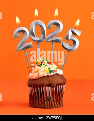 Bonne année 2025 - bougies sous la forme de numéros allumés Banque D'Images