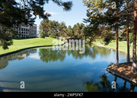 Condominiums de luxe avec amarrages de motomarines personnels dans un lagon sur le front de mer à Kelowna, en Colombie-Britannique Banque D'Images