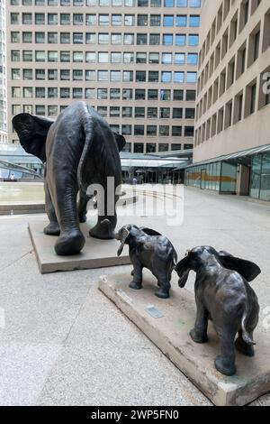 Partie d'une sculpture appelée Tembo, Mother of Elephants de Derrick S. Hudson exposée au commerce court dans le quartier financier du centre-ville de Toronto Banque D'Images