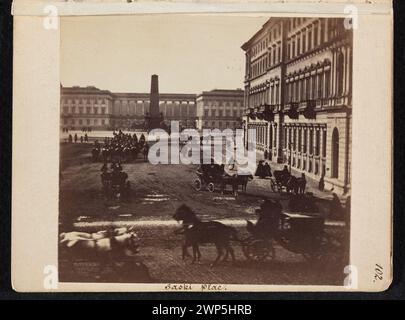 Varsovie. 'Saski Plac' (vue depuis le balcon de l'Atelier Beyer vers la place Saski. Sur la droite, hôtel européen.) ; Beyer, Karol (1818-1877) ; 1861-1863 (1861-00-00-1863-00-00) ; Varsovie photographes, série éditoriale, Hotel Europejski (Varsovie), Méyet, Léopold (1850-1912) - collection, Palais Saski (Varsovie), Varsovie (Voïvodie de Masovie), Dar (provenance), place Saski (Varsovie), monument 'Polonais tombés le 17 novembre pour loyauté à leurs monars' (Varsovie), passants -par, armée russe Banque D'Images