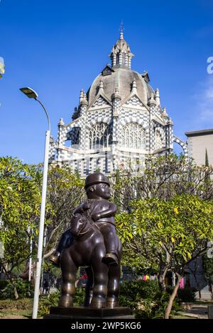 MEDELLIN, COLOMBIE - 17 JANVIER 2024 : homme à cheval. Sculptures en bronze du célèbre artiste colombien Fernando Botero Angulo sur la place qui est Banque D'Images
