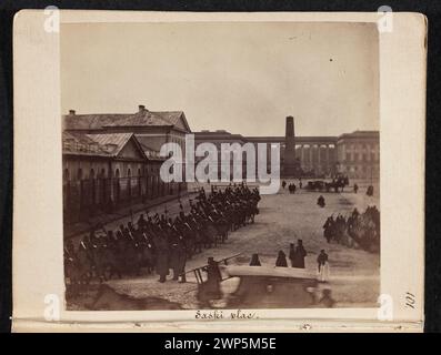 Varsovie. 'Saski Square' (vue depuis le balcon de l'Atelier Beyer vers la place Saski. Au premier plan, le partisan a passé la Przedmie Beyer de Cracovie, Karol (1818-1877) ; 1861-1863 (1861-00-00-1863-00-00);photographes de Varsovie, Publishing series, Méyet, Léopold (1850-1912) - collection, Palais Saski (Varsovie), Varsovie (Voïvodie masovienne), Dar (provenance), fans, Obéliski, place Saski (Varsovie), monument aux «Polonais tombés le 17 novembre pour loyauté à ses monars» (Varsovie), passants, armée russe Banque D'Images