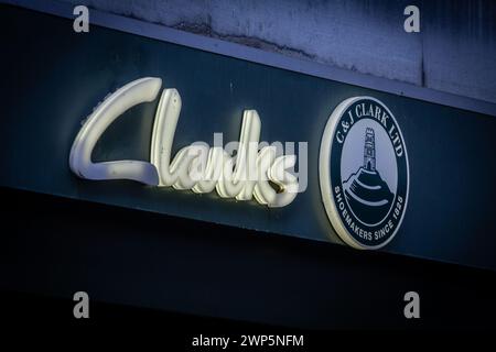 Photo d'une enseigne avec le logo Clarks sur leur magasin pour les pays-Bas, à Maastricht. Clarks est un fabricant de chaussures international basé en Grande-Bretagne et R Banque D'Images