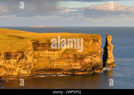 La pile Knee Sea au large de Duncansby Head, depuis les piles de Duncansby, près de John o' Groats, Caithness, Écosse, Royaume-Uni. Phare de Pentland Skerries derrière Banque D'Images