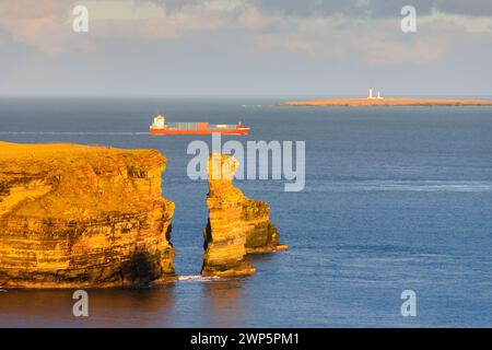 La pile Knee Sea au large de Duncansby Head, depuis les piles de Duncansby, près de John o' Groats, Caithness, Écosse, Royaume-Uni. Phare de Pentland Skerries derrière Banque D'Images