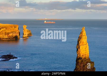 La pile Knee Sea au large de Duncansby Head, depuis les piles de Duncansby, près de John o' Groats, Caithness, Écosse, Royaume-Uni. Phare de Pentland Skerries derrière Banque D'Images