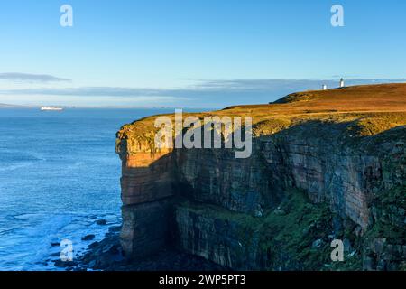 Falaises et phare sur Dunnet Head depuis le Neback. Dunnet Head, Caithness, Écosse, Royaume-Uni. Banque D'Images