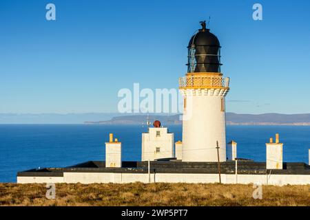 Le phare de Dunnet Head, le point le plus au nord du continent britannique. Caithness, Écosse, Royaume-Uni. L'île de Hoy, Orkney, au loin. Banque D'Images