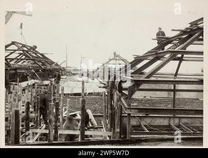 Varsovie. Construction des ailes centrales le bâtiment du Musée National à al. 3 mai - visas de toit de montage ; 1935 (1935-00-00-1937-00-00) ; Agfa Lupex (papier photo), Aleja 3 Maja (Varsovie - rue), Aleje Jerozolimskie (Varsovie - rue), Musée national de Varsovie (1862-), Varsovie (Voïvodie Masovienne), construction, musées Banque D'Images