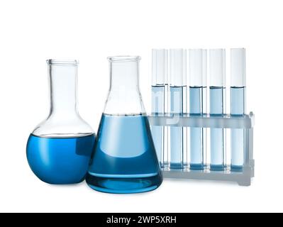 Verrerie de laboratoire avec liquide bleu isolé sur blanc Banque D'Images