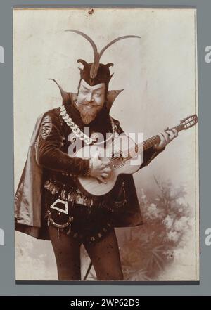 Edward Reszke (1853-1917) est représenté en costume comme Méphistophélès dans le Faust de Gounod au Grand Théâtre de Varsovie, illustrant l'opéra et la culture théâtrale. Banque D'Images