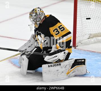 Pittsburgh, États-Unis. 05 mars 2024. Le gardien des Penguins de Pittsburgh Tristan Jarry (35 ans) réagit alors que le défenseur des Blue Jackets de Columbus Andrew Peeke (2 ans) marque de l'extérieur lors de la deuxième période au PPG Paints Arena de Pittsburgh le mardi 5 mars 2024. Photo par Archie Carpenter/UPI. Crédit : UPI/Alamy Live News Banque D'Images