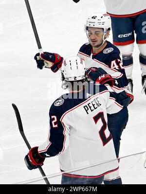 Pittsburgh, États-Unis. 05 mars 2024. Le défenseur des Blue Jackets de Columbus Andrew Peeke (2) célèbre avec le centre des Blue Jackets de Columbus Alexandre Texier (42) après avoir égalé le score en deuxième période au PPG Paints Arena de Pittsburgh le mardi 5 mars 2024. Photo par Archie Carpenter/UPI. Crédit : UPI/Alamy Live News Banque D'Images