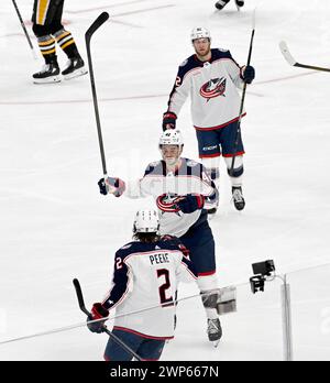 Pittsburgh, États-Unis. 05 mars 2024. Le défenseur des Blue Jackets de Columbus Andrew Peeke (2) célèbre avec le centre des Blue Jackets de Columbus Alexandre Texier (42) après avoir égalé le score en deuxième période au PPG Paints Arena de Pittsburgh le mardi 5 mars 2024. Photo par Archie Carpenter/UPI. Crédit : UPI/Alamy Live News Banque D'Images