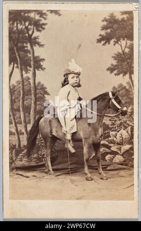 Photographie d'Addy Wielopolski (1861-1916) sur un cheval, prise par Karol Beyer en 1863. Fait partie de l'album de la famille Karnkowski montrant le portrait équestre des enfants. Banque D'Images