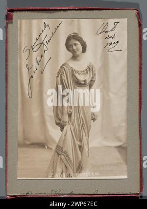 Portrait d'Isadora Duncan (1878-1927), danseuse américaine d'origine irlandaise - le personnage entier dans une robe de scène (photographie avec autographe de 1904) ; Idzikowski, Jan Wac Aw (1861-), inconnu ; 1904 (1904-00-1904-00-00) ; Duncan, Isadora (1878-1927), Duncan, Duncan, Isadora (1878-1927)-dédicace de Duncan, Isadora (1878-1927)-iconographie, Rajchman, Aleksander (1855-1915)-collection, américain (culture), autographes, autographes, autographes costumes de théâtre, portraits, portraits féminins, message (provenance), danseurs, danse, théâtre (artiste) Banque D'Images