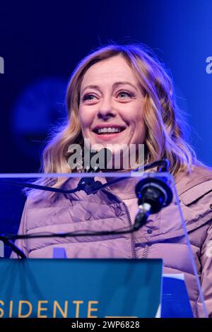 Pescara, Italie. 05 mars 2024. Giorgia Meloni le premier ministre italien prend la parole lors d'un rassemblement pour soutenir Marco Marsilio lors des élections régionales des Abruzzes à Pescara. Crédit : SOPA images Limited/Alamy Live News Banque D'Images