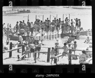Une photographie de 1964 montrant des personnes jouant sous des averses temporaires sur la rive droite de la Vistule à Varsovie pendant les sorties du week-end d'été, dans le cadre de la série Exode. Banque D'Images
