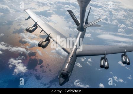 Un B-52H Stratofortress affecté à la 5th Bomb Wing, Minot Air Force base, Dakota du Nord, part après un ravitaillement aérien au cours d'un EXE de routine de Bomber Task Force. Banque D'Images