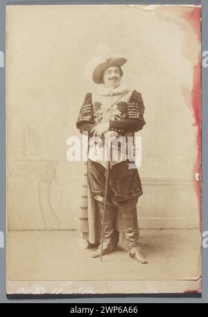 Portrait de Mieczys, Frenkel dans le costume de Cyrano de Berger de la mise en scène sur la scène de Varsovie (le personnage entier) ; Ryffart, W Adys Aw et S-ka (Varsovie ; photographie à l'étranger ; 1899-) ; 1899 (1899-00-00-1899-00) ; Frenkiel, Mieczysław (1858-1935), Frenkiel, Mieczysław (1858-1935)-iconographie, Rajchman, Aleksander (1855-1915)-collection, Rostander, Edmond (1868-1918) Cyrano de Bergerac, acteurs, costumes de théâtre, portraits, portraits d'hommes, théâtre (artiste) Banque D'Images