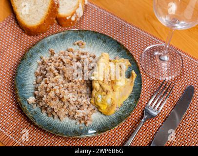 Cuisses de poulet avec sarrasin, délicieux dîner Banque D'Images