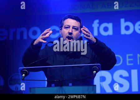 Pescara, Italie. 05 mars 2024. Matteo Salvini prend la parole lors d'un rassemblement électoral pour les élections régionales des Abruzzes à Pescara en soutien à Marco Marsilio. (Photo par Elena Vizzoca/SOPA images/SIPA USA) crédit : SIPA USA/Alamy Live News Banque D'Images