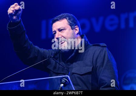 Pescara, Italie. 05 mars 2024. Matteo Salvini prend la parole lors d'un rassemblement électoral pour les élections régionales des Abruzzes à Pescara en soutien à Marco Marsilio. (Photo par Elena Vizzoca/SOPA images/SIPA USA) crédit : SIPA USA/Alamy Live News Banque D'Images