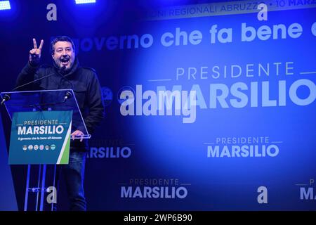 Pescara, Italie. 05 mars 2024. Matteo Salvini prend la parole lors d'un rassemblement électoral pour les élections régionales des Abruzzes à Pescara en soutien à Marco Marsilio. (Photo par Elena Vizzoca/SOPA images/SIPA USA) crédit : SIPA USA/Alamy Live News Banque D'Images