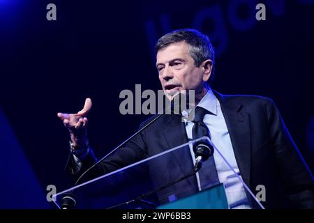 Pescara, Italie. 05 mars 2024. Maurizio Lupi prend la parole lors d'un rassemblement électoral pour les élections régionales des Abruzzes à Pescara en soutien à Marco Marsilio. Crédit : SOPA images Limited/Alamy Live News Banque D'Images