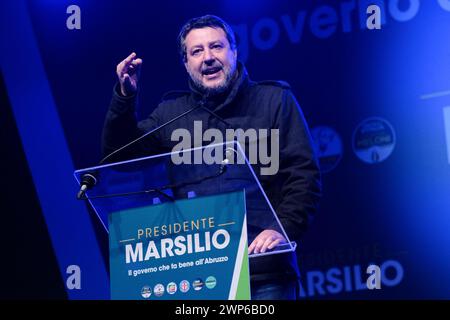 Pescara, Italie. 05 mars 2024. Matteo Salvini prend la parole lors d'un rassemblement électoral pour les élections régionales des Abruzzes à Pescara en soutien à Marco Marsilio. Crédit : SOPA images Limited/Alamy Live News Banque D'Images