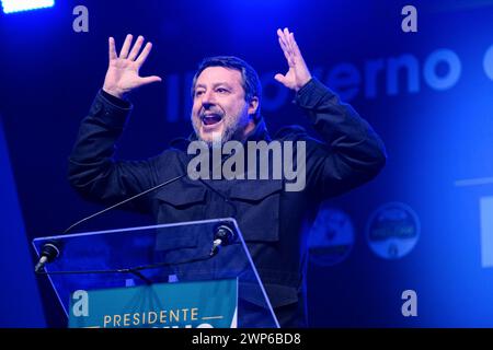 Pescara, Italie. 05 mars 2024. Matteo Salvini prend la parole lors d'un rassemblement électoral pour les élections régionales des Abruzzes à Pescara en soutien à Marco Marsilio. Crédit : SOPA images Limited/Alamy Live News Banque D'Images