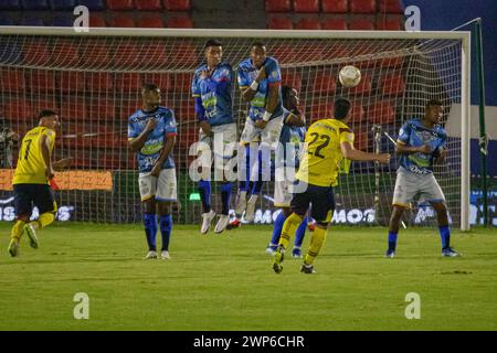 Bogota, Colombie. 04 mars 2024. Israel Alba de Deportivo Pasto tire sur le but lors du match Deportivo Pasto (1) V Fortaleza (0) lors de la ligue BetPlay à Pasto, Colombie, le 4 mars 2024. Photo par : Sebastian Maya/long Visual Press crédit : long Visual Press/Alamy Live News Banque D'Images