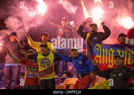 Bogota, Colombie. 04 mars 2024. Les fans de Deportivo Pasto réagissent lors du match de Deportivo Pasto (1) V Fortaleza (0) lors de la ligue BetPlay à Pasto, Colombie, le 4 mars 2024. Photo par : Sebastian Maya/long Visual Press crédit : long Visual Press/Alamy Live News Banque D'Images