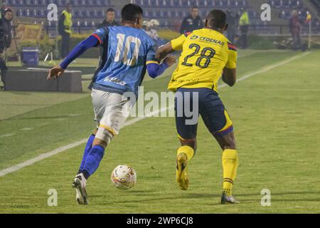 Bogota, Colombie. 04 mars 2024. Sebastian Navarro Otalora (G) de Fortaleza et Victor Danilo Mejia (d) de Pasto lors du match Deportivo Pasto (1) V Fortaleza (0) lors de la ligue BetPlay à Pasto, Colombie, le 4 mars 2024. Photo par : Sebastian Maya/long Visual Press crédit : long Visual Press/Alamy Live News Banque D'Images