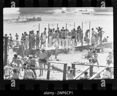 Une photographie de 1964 capturant des activités récréatives sous des averses temporaires sur la rive droite de la Vistule à Varsovie pendant les week-ends d'été, de la série 'Exode'. Banque D'Images