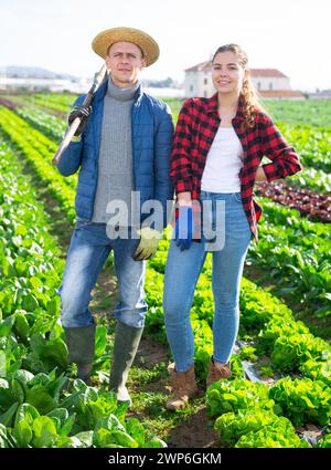 Portrait de deux agriculteurs sur un champ agricole collectif Banque D'Images