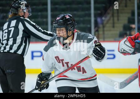 Prog Paul, Minnesota, États-Unis. 5 mars 2024. La défenseure d’Ottawa AMANDA Boulier (28) lors d’un match de la PWHL entre le Minnesota et Ottawa au Xcel Energy Center le 5 mars 2024. Le Minnesota a gagné 4-3 dans une fusillade. (Crédit image : © Steven Garcia/ZUMA Press Wire) USAGE ÉDITORIAL SEULEMENT! Non destiné à UN USAGE commercial ! Banque D'Images