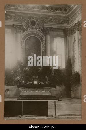 Cette photographie de 1915 à 1919 représente l'intérieur de la Maison Anna Bénédictine à Horodyszcze, en Biélorussie, face au maître-autel, mettant en valeur des éléments architecturaux et décoratifs. Banque D'Images